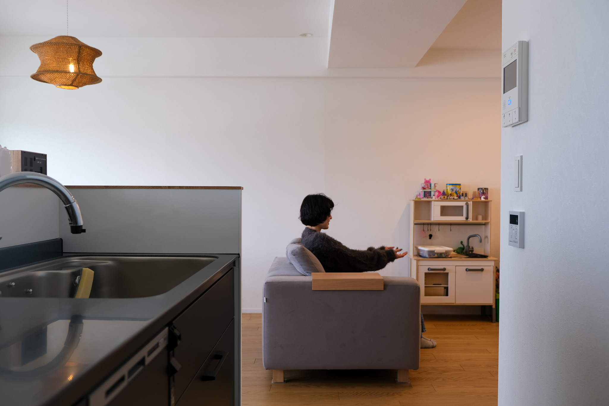 札幌市北区-眺めと暮らしを、ちょうどよく。家族がつながる、白の住まい。